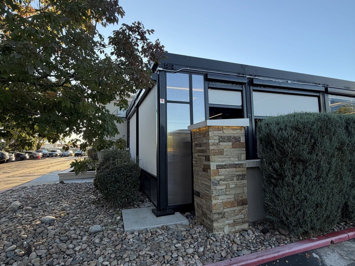 Restaurant patio with louvered roof, glass and motorized shades